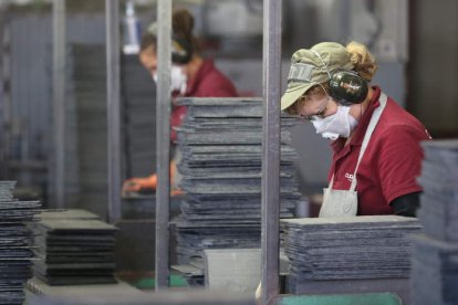 Las empresas pizarreras han redoblado esfuerzos en las medidas de seguridad laboral que ya aplicaban antes de pandemia. L. DE LA MATA