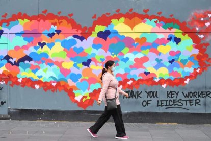 Una mujer pasea delante de un mural de agradecimiento a los sanitarios en Leicester. NEIL HALL/EFE