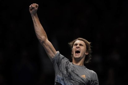 El alemán Alexander Zverev muestra su alegría tras vencer al ruso Daniil Medvedev. WILL OLIVER