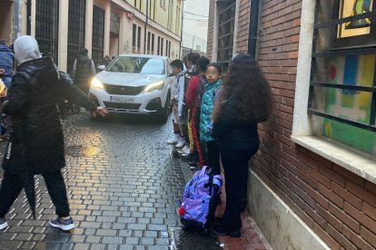 El Grupo Municipal del Partido Popular mantuvo hace unos días una reunión con el Ampa
del colegio, en la que los padres mostraron su preocupación por la
situación de inseguridad. DL