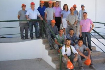 La presidenta del Ildefe, junto a los alumnos de la Escuela de Construcción.