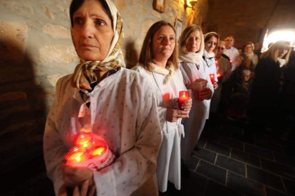 Amortajadas en la última procesión que se hizo en Quintana de Fuseros. Fue el 3 de mayo de 2019, antes de la pandemia del covid-19. Por eso se pudo celebrar y por eso, en la foto van sin mascarillas. La Procesión de los Amortajados o de las Mortajas se ha suspendido desde 1902 sólo dos años, los de la pandemia por el coronavirus.