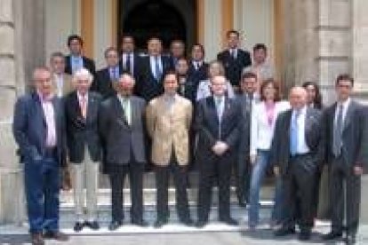 Imagen de familia de la expedición leonesa con representantes del Ayuntamiento de Sevilla