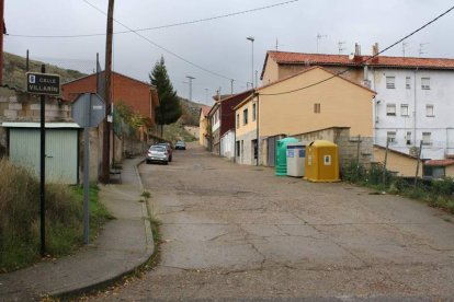 La calle Villarín de Santa Lucía de Gordón será renovada con aceras y riego asfáltico.