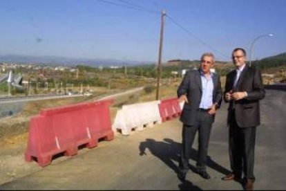 Juan Elicio Fierro y Luis Antonio Moreno, ayer en el acceso a los campos de Santas Martas.