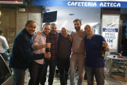 Algunos agraciados, con el propietario del local (segundo a la izquierda) celebran el premio. CAMPOS