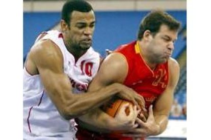 Alfonso Reyes y Gomes luchan por el balón en el partido de ayer del mundial de Indianápolis