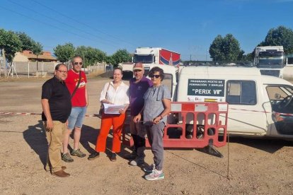 El alcalde, Javier Carrera, visitó las obras para los vestuarios en el aparcamiento de camiones. DL