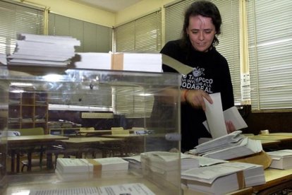 Una empleada municipal coloca las papeletas en un colegio electoral de Bilbao.