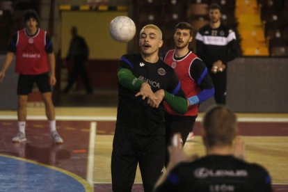 Santista será una de las referencias del Abanca Ademar en el partido de esta tarde en el Palacio frente al Guadalajara. FERNANDO OTERO