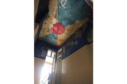 Arriba dos habitaciones pintadas por Vela Zanetti; derecha, una silla decorada por el pintor; debajo