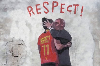 Mural del artista urbano TVBoy relativo a la polémica del beso de Rubiales a Jenni Hermoso. QUIQUE GARCÍA