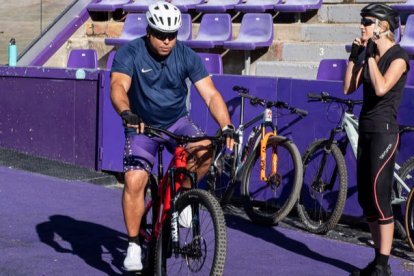 Ronaldo Nazário viaja con su pareja, Celina Locks, y una gran comitiva que partió hoy hacia Santiago de Compostela. R. GARCÍA