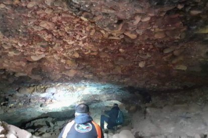 Dos de los tres descubridores en el interior de la explotación aurífera localizada en el subsuelo de Puente de Domingo Flórez. IEC