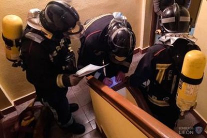 Los bomberos, en las escaleras del inmueble.