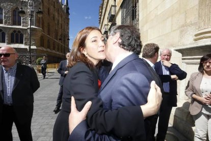 La portavoz del PSOE en el Congreso de los Diputados, Soraya Rodríguez, en la capilla ardiente de la presidenta del PP y de la Diputación de León, Isabel Carrasco.