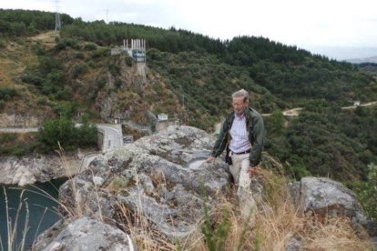 Tarsicio Carballo, junto a la pila de sacrificios.