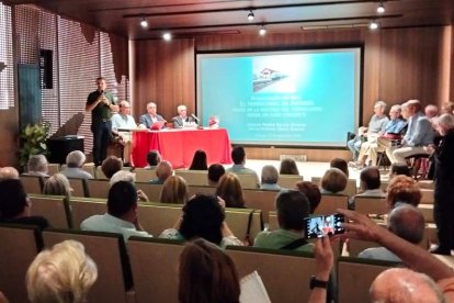 Un momento de la presentación del libro, que tuvo lugar ayer por la tarde en Astorga. DL