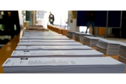 Preparativos en un colegio electoral de la localidad madrileña de Leganés, ayer. JUAN CARLOS HIDALGO