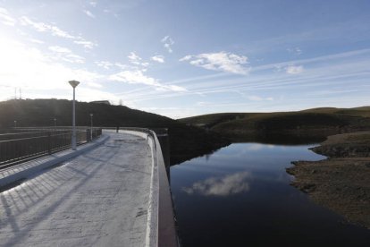 Imagen de la presa de Villagatón, ubicado sobre el cauce del río Porcos. JESÚS F. SALVADORES