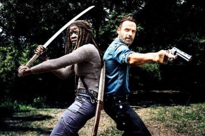 Andrew Lincoln y Danai Gurira, en una imagen de The walking dead.