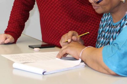 Instrucción y enseñanza educativa en el centro municipal de ayuda a inmigrantes. DL