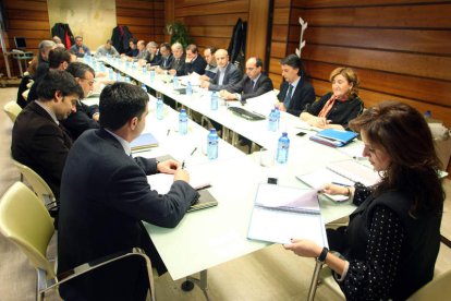 Silvia Clemente valora junto a los componentes de la Mesa de la Leche esta iniciativa.