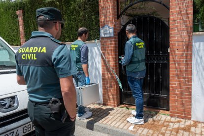 Guardias civiles en el chalet del crimen. MIGUEL ÁNGEL MOLINA