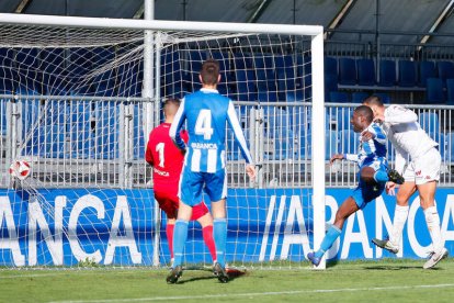 Aridane anotó el gol del empate con un testarazo impecable a placer después de un buen servició de Hugo Rodríguez tras pase de Señé. ALEXANDRE VARELA