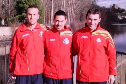 Jorge, en el centro, entre Rubén Fernández y Javier Zapico.