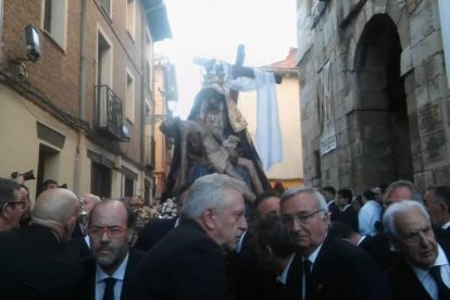 La Procesión de la Virgen del Mercado levantó el telón a la Semana Santa en León.