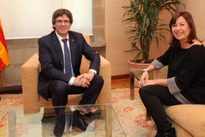 El 'president' Carles Puigdemont recibe a la presidenta balear, Francina Armengol, en el Palau de la Generalitat.