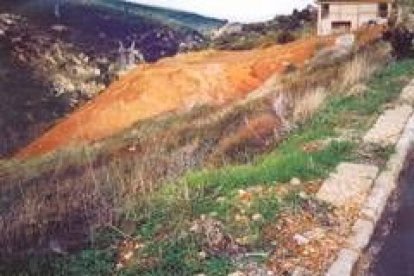 Imagen de la escombrera denunciada, en la ladera del río Boeza