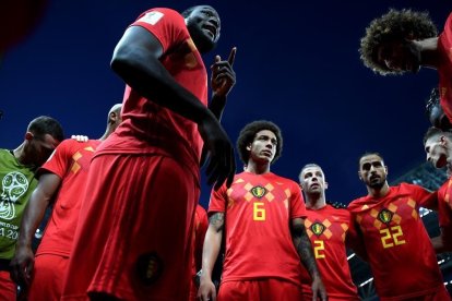 Lukaku da una charla motivacional durante el partido ante Brasil.