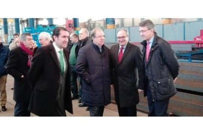 Juan Vicente Herrera con Juan Majo y Suárez-Quiñones en Valencia de Don Juan esta mañana. DL