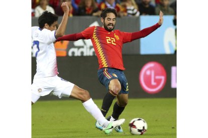 Isco no pudo acabar el partido ante Costa Rica por un golpe. DANIEL PÉREZ