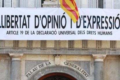 Nueva pancarta en la fachada del Palau de la Generalitat: Libertad de opinión y expresión.