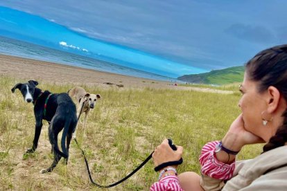 Bosco y Lili en una playa para ir con perros en Asturias. ÁGRATA ANDRÉS VERGARA