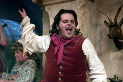 El actor Josh Gad, en el papel del personaje gay de LeFou.