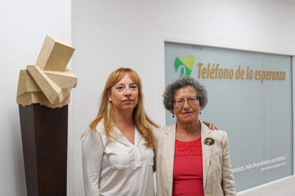 Ana Agúndez y Pidad Pacho, presidenta y coordinadora de grupo del Teléfono de la Esperanza de León y también veteranas voluntarias. MIGUEL F. B.