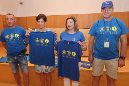 Dos de los voluntarios, con la directora de la Escuela y la concejala de Turismo, ayer. L. DE LA MATA