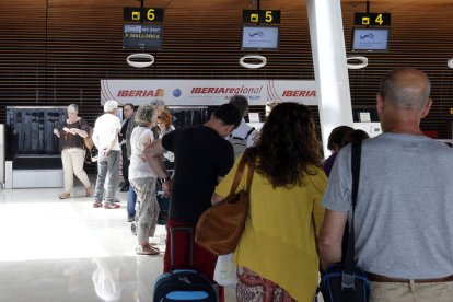 Imagen de archivo de una cola de facturación en el aeropuerto leonés. MARCIANO