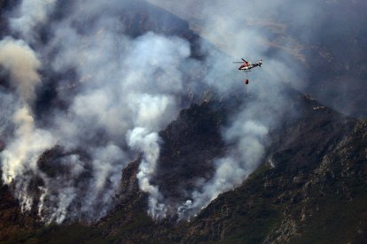 Un helicóptero participa en las labores de extinción del incendio de Montes, en julio. ANA F. BARREDO