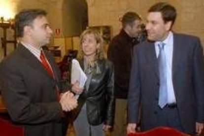 Joaquín Otero, Inmaculada Larrauri y Carlos Fernández Carriedo, antes del debate en Valladolid