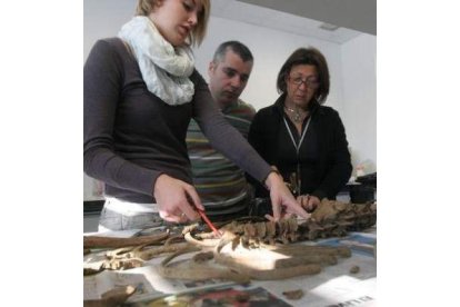 Santiago Macías, ayer junto a dos forenses.