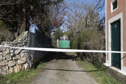 Acceso a la finca de Cembranos en la que se produjo el crimen en marzo de 2021. MARCIANO PÉREZ