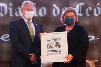 Mª Jesús Muñiz recoge el premio de César de la Fuente, galardón entregado por Ángel Castro Rodríguez, de I-DE Iberdrola León. RAMIRO