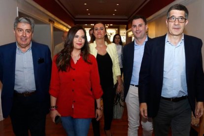 El secretario de Política Federal del PSOE, Patxi López, participa en una Asamblea Abierta en León. Le acompañan, la secretaria de Organización en León, Nuria Rubio (2I); el secretario provincial del partido, Javier Alfonso Cendón