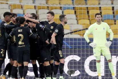 Los jugadores del Barcelona celebran la victoria frente al Dinamo de Kiev. SERGEY DOLZHENKO