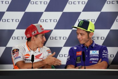 Marc Márquez le ofrece la mano a Valentino Rossi, en la conferencia de prensa de hoy, en Misano-Adriático, y Vale se la niega